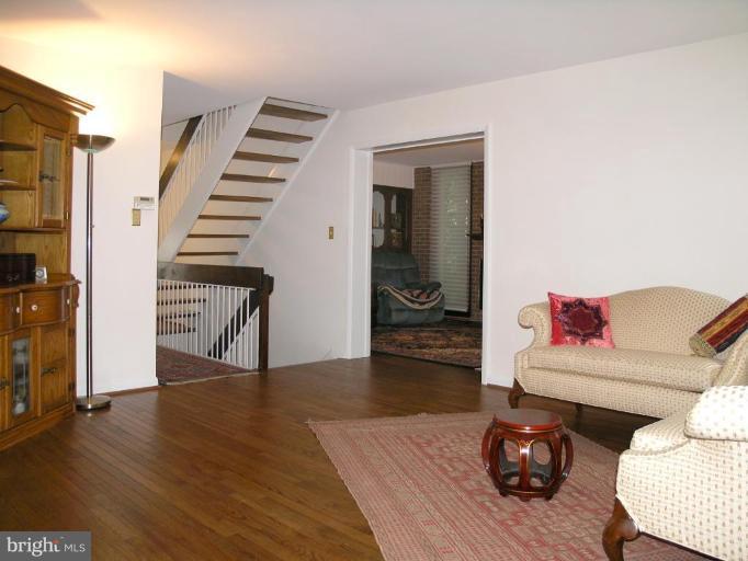 2049 Golf Course Drive Reston, VA 20191 - Photo 7 of 30 Living Room #2