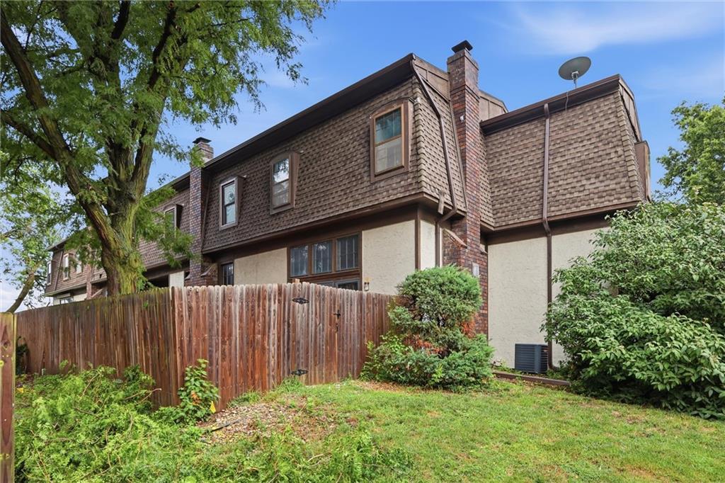 10162 Locust Street, Unit 8 Kansas City, MO 64131 - Photo 3 of 39 Gallery Image 3