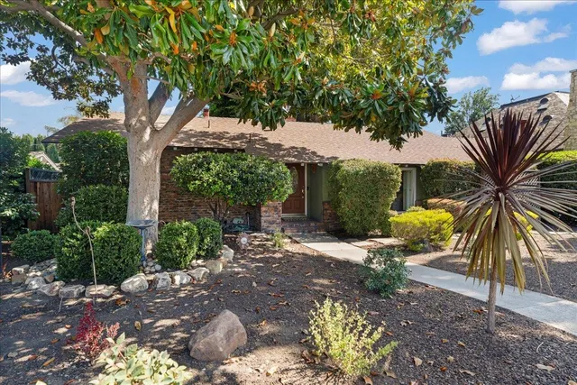 a view of outdoor space yard and porch