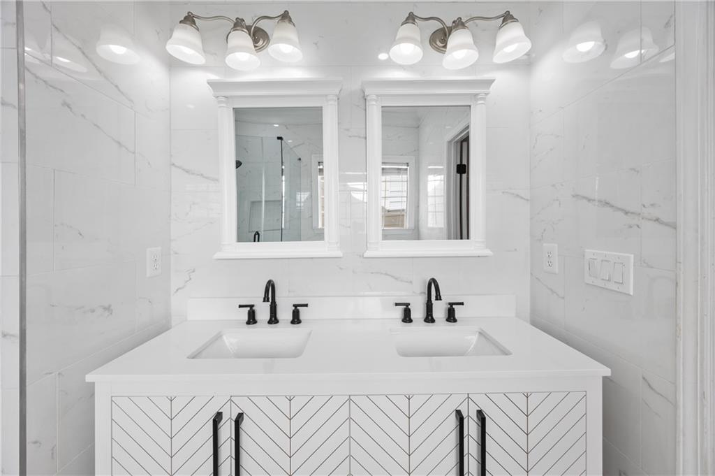 1644 Donovan's Ridge Kennesaw, GA 30152 - Photo 9 of 37 a bathroom with a sink and a mirror