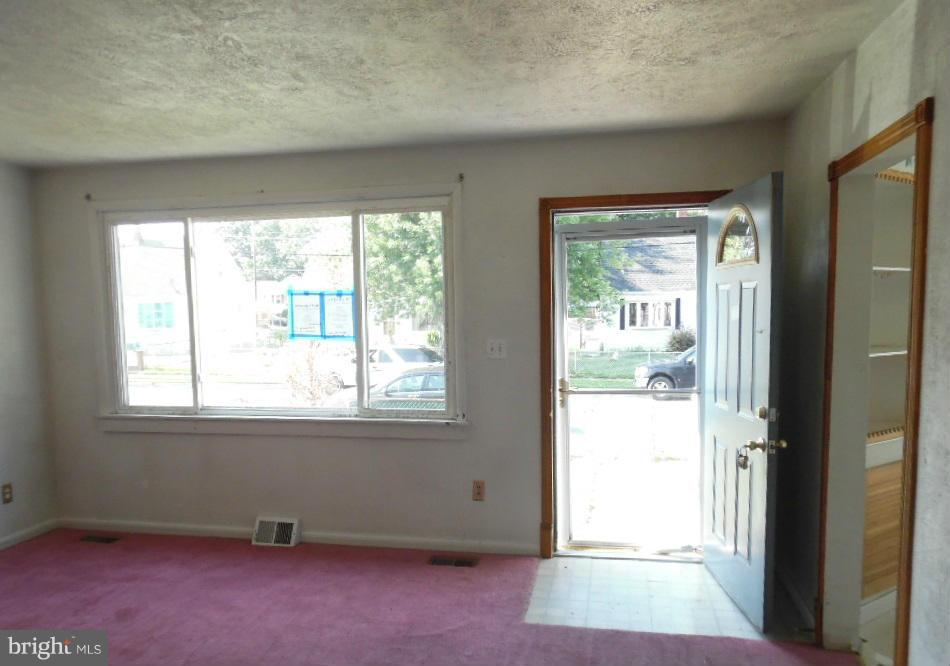 1727 Burnham Road Baltimore, MD 21222 - Photo 3 of 11 Living Room