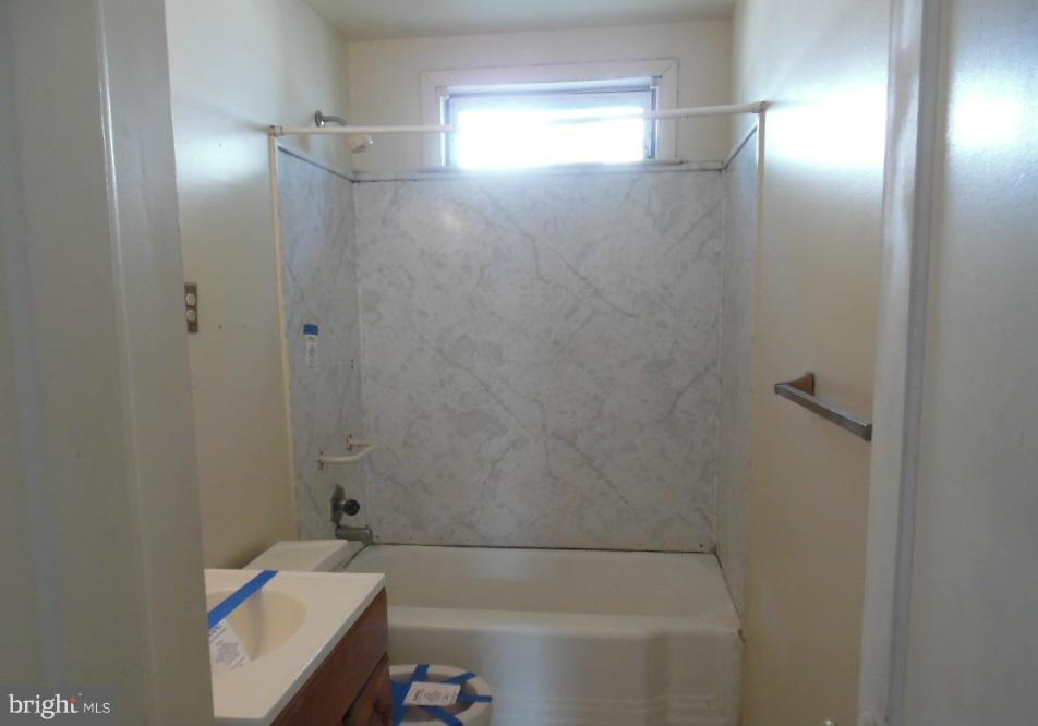 1727 Burnham Road Baltimore, MD 21222 - Photo 7 of 11 Bath