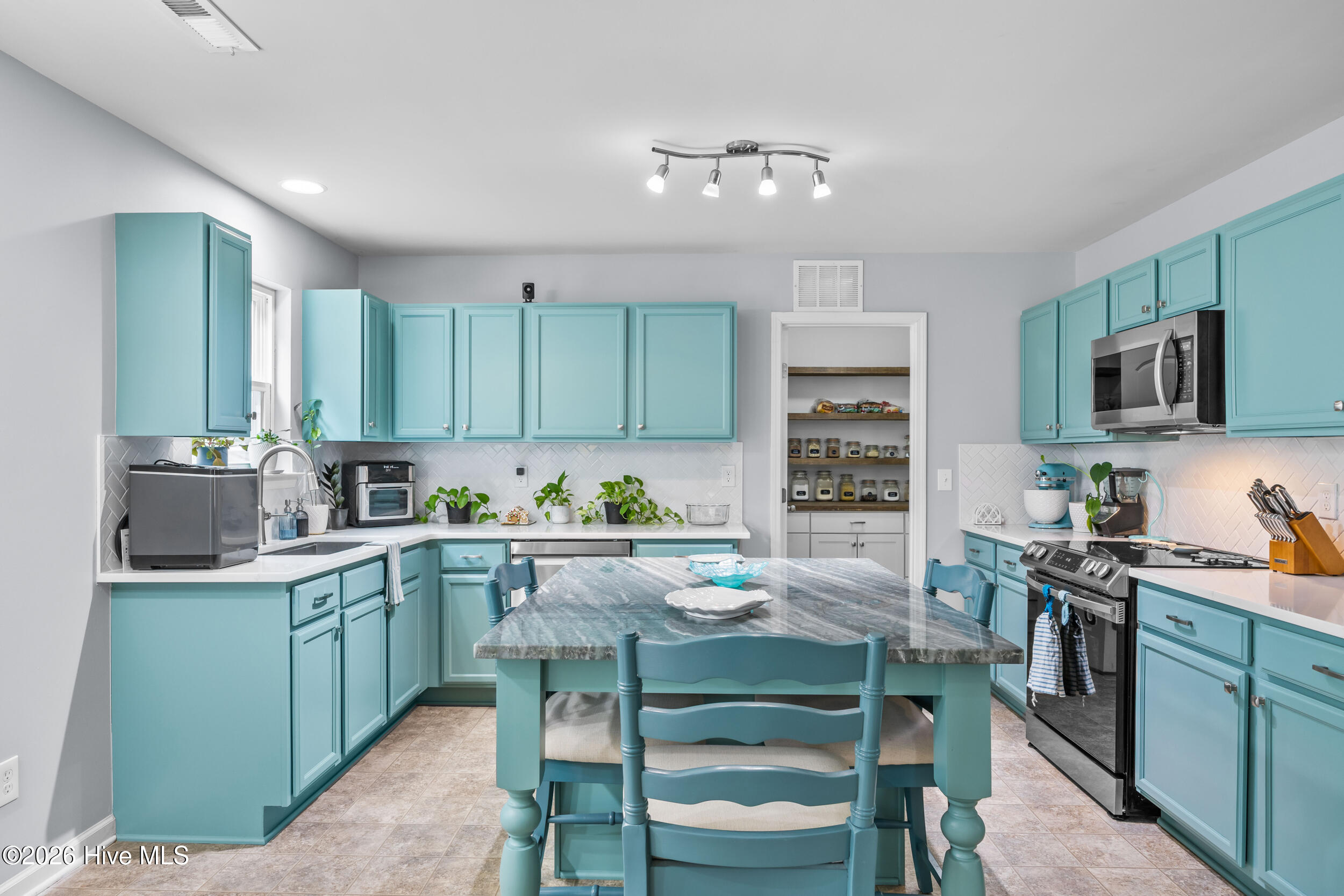 215 Chalet Road Holly Ridge, NC 28445 - Photo 17 of 45 22_dining area