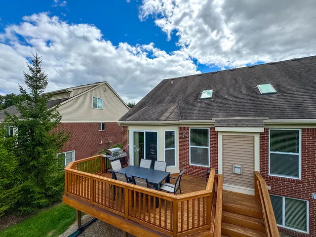 $390,000 | 1510 Andover Circle, Walled Lake, MI 48390