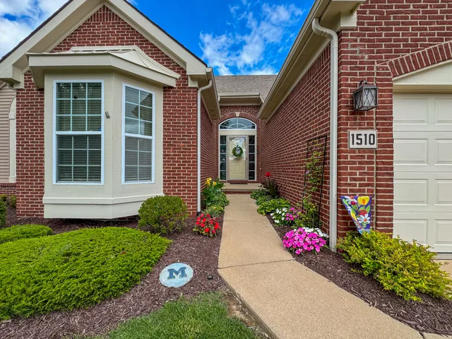 $390,000 | 1510 Andover Circle, Walled Lake, MI 48390