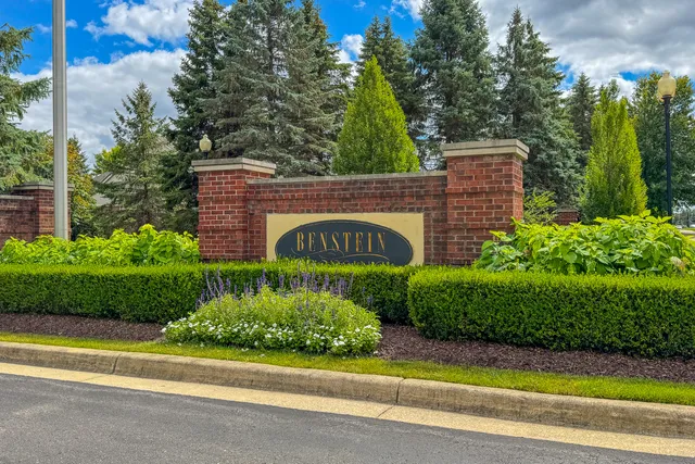 $390,000 | 1510 Andover Circle, Walled Lake, MI 48390