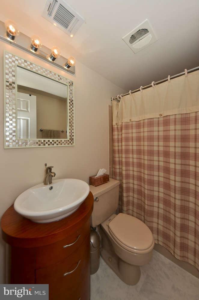 3875 Chain Bridge Road Fairfax, VA 22030 - Photo 22 of 30 Bath