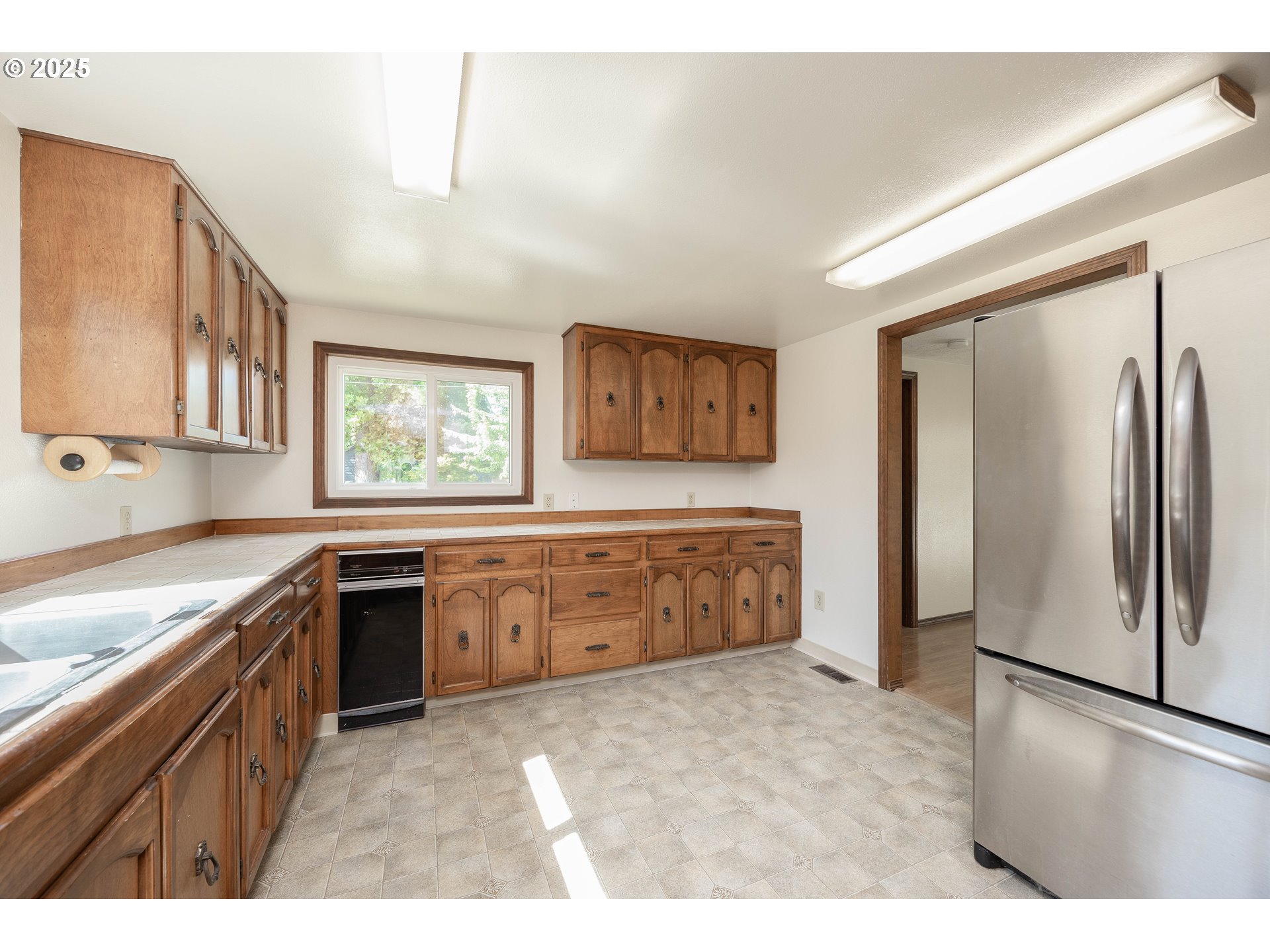 710 North Main Avenue Ridgefield, WA 98642 - Photo 9 of 30 a kitchen with granite countertop a refrigerator and a sink