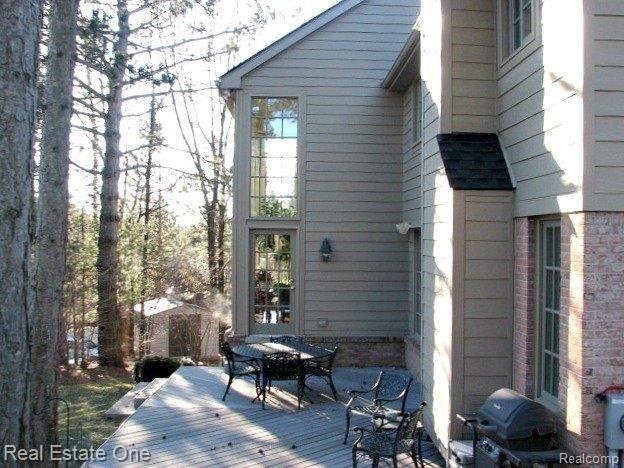 807 Peach Tree Lane Rochester, MI 48306 - Photo 19 of 20 19 Deck