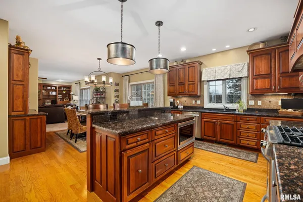 $659,500 | 6410 West Willow Oak Court, Edwards, IL 61528
