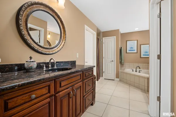 $679,500 | 6410 West Willow Oak Court, Edwards, IL 61528