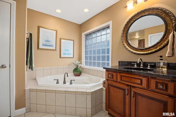 $679,500 | 6410 West Willow Oak Court, Edwards, IL 61528