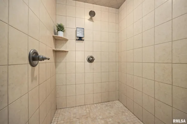 $659,500 | 6410 West Willow Oak Court, Edwards, IL 61528