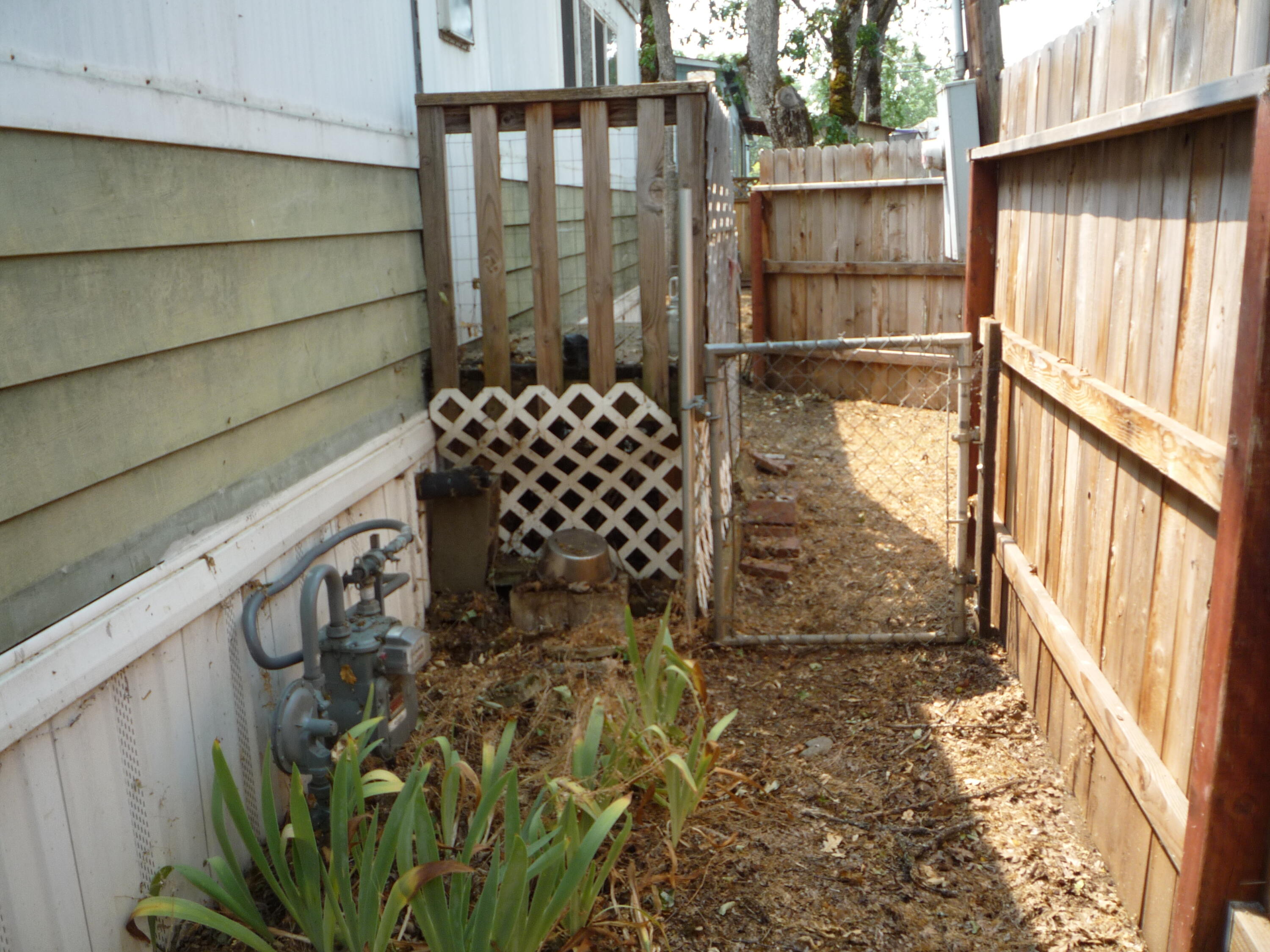 380 West Gregory Road, Unit 9 Central Point, OR 97502 - Photo 16 of 22 Back gate