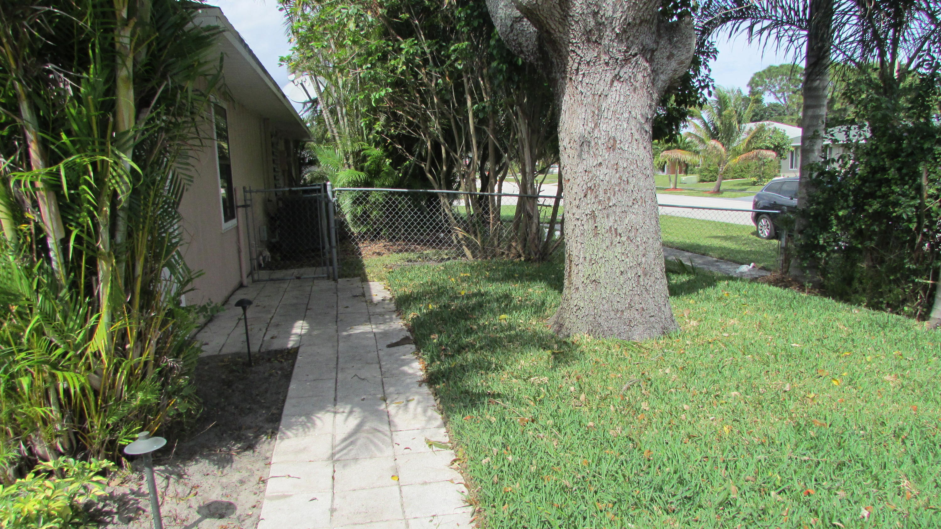 2543 Inisbrook Road Riviera Beach, FL 33407 - Photo 23 of 29 Side yard