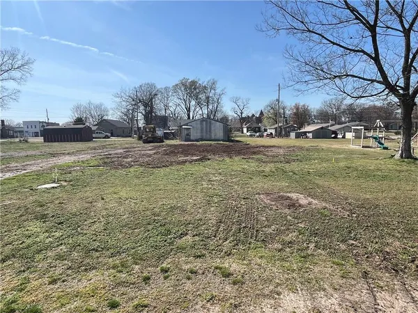 $15,000 | 211 Merchant Street, Oswego, KS 67356