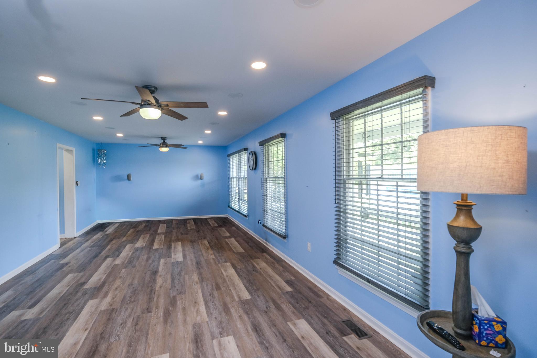 217 Silver Bell Lane Luray, VA 22835 - Photo 12 of 103 27' x 13' Living room
