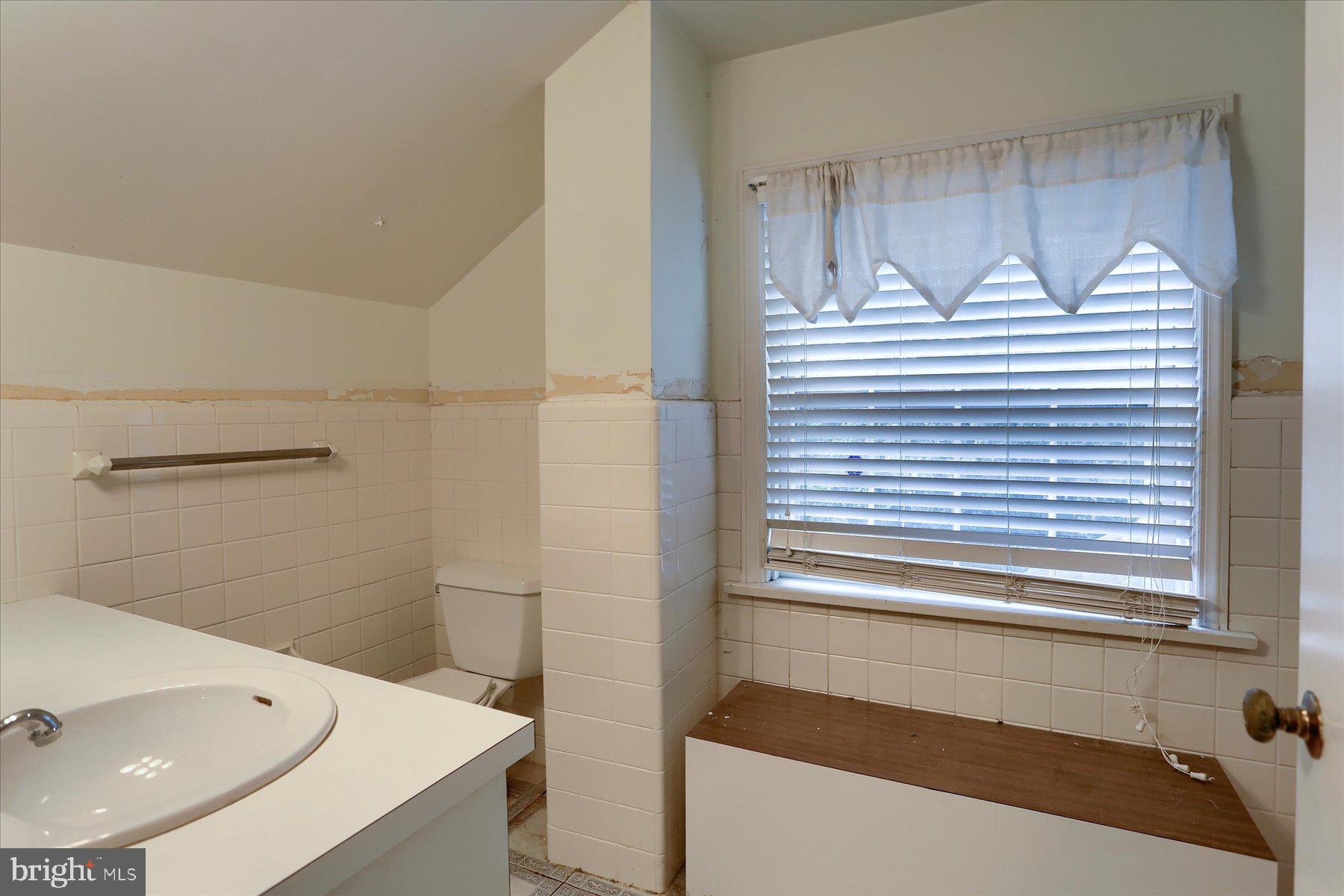 2307 Rudy Road Harrisburg, PA 17104 - Photo 19 of 24 2nd Floor Bath