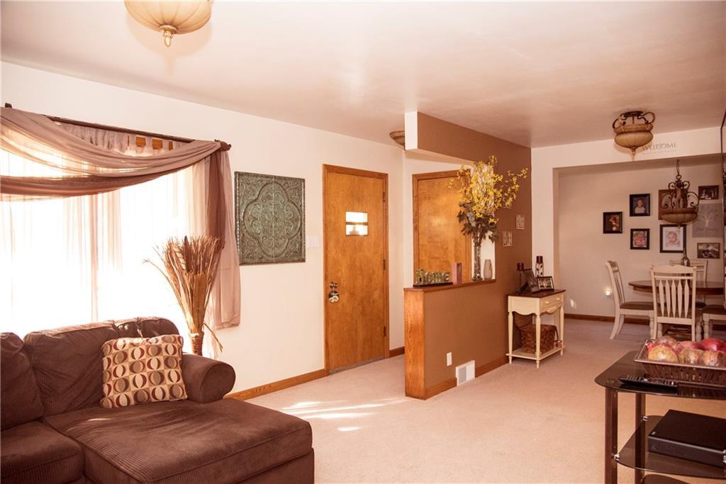 2808 Mercer Road New Castle, PA 16105 - Photo 4 of 17 Living Room