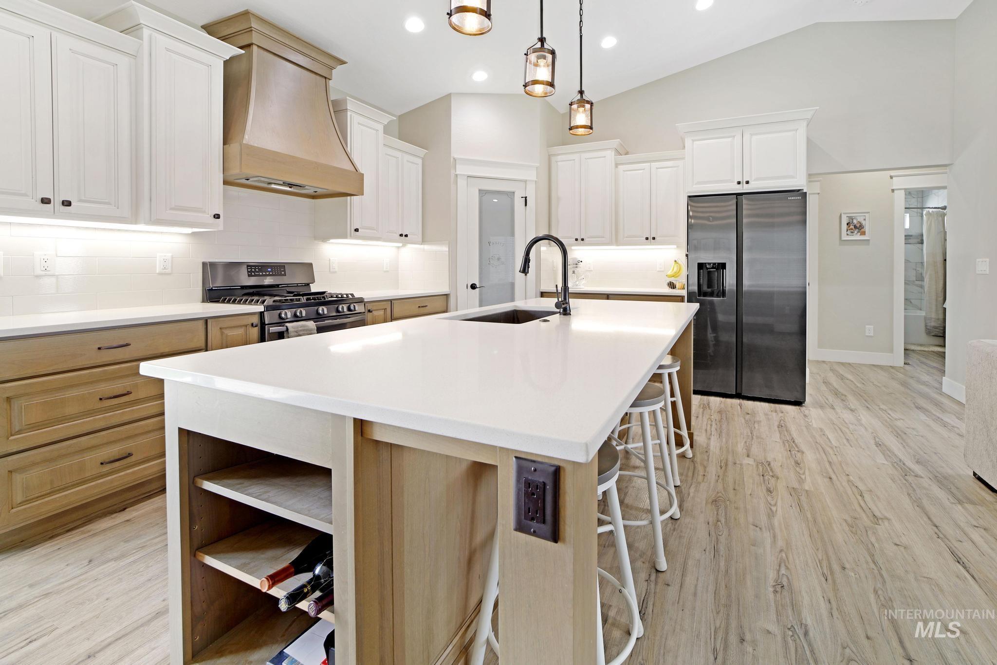 284 Sandi Road Twin Falls, ID 83301 - Photo 3 of 22 Kitchen featuring backsplash, appliances with stainless steel finishes, light wood-style flooring, decorative light fixtures, and recessed lighting