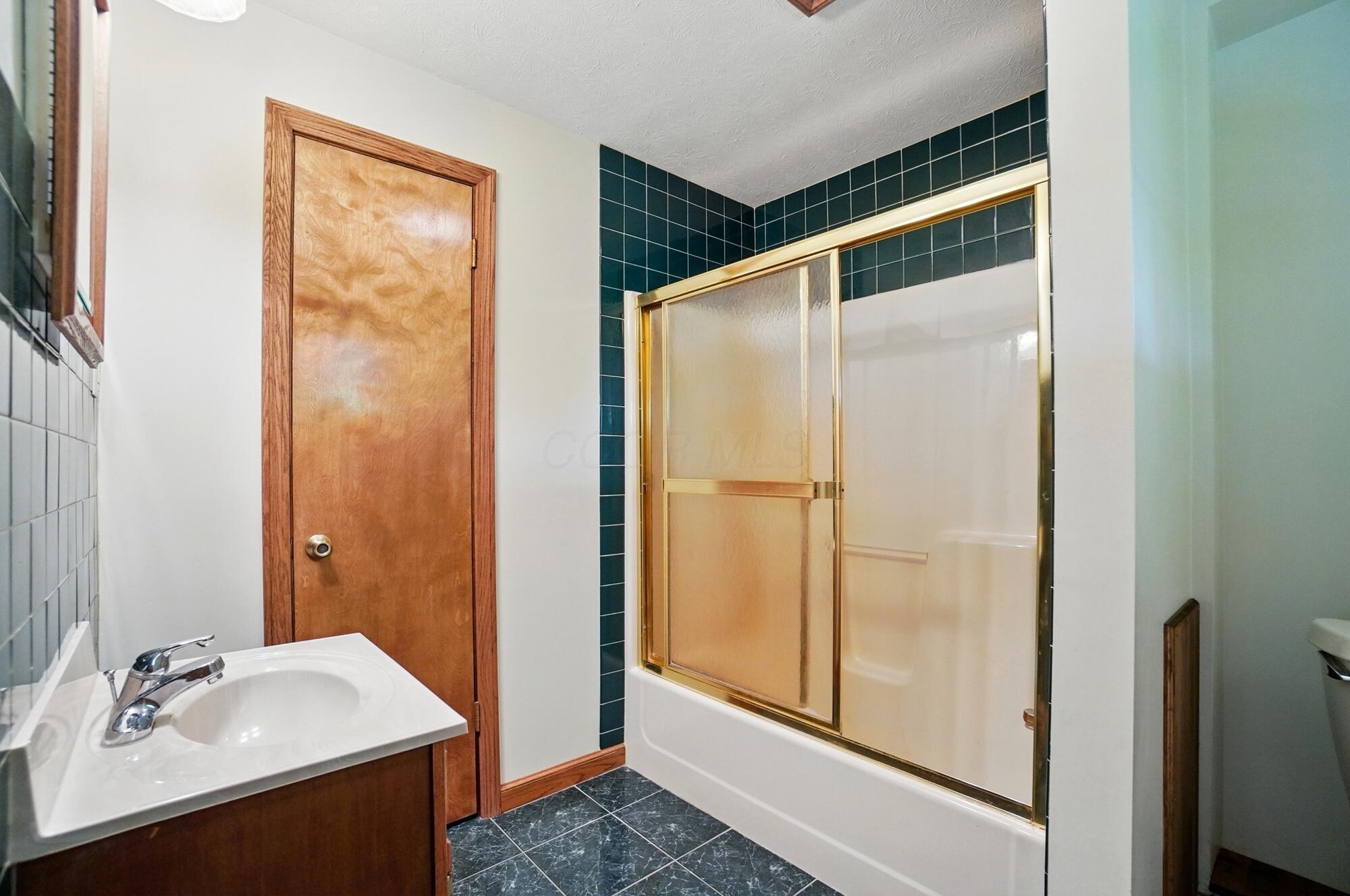 5870 Brook Road Northwest Baltimore, OH 43105 - Photo 31 of 70 1st Floor, Full Bath - 5870 Brook Road NW, Baltimore, OH 43105