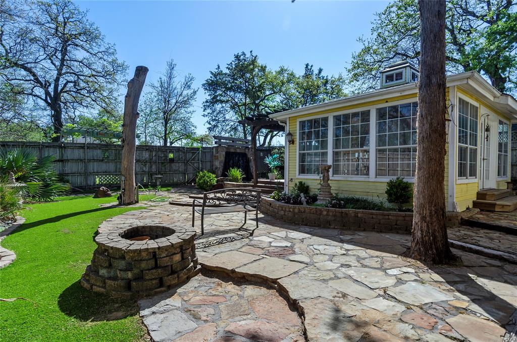 1400 East Shady Grove Road Irving, TX 75060 - Photo 22 of 39 a view of a backyard with sitting area and furniture