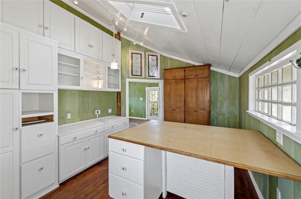 1400 East Shady Grove Road Irving, TX 75060 - Photo 39 of 39 a kitchen with cabinets and window