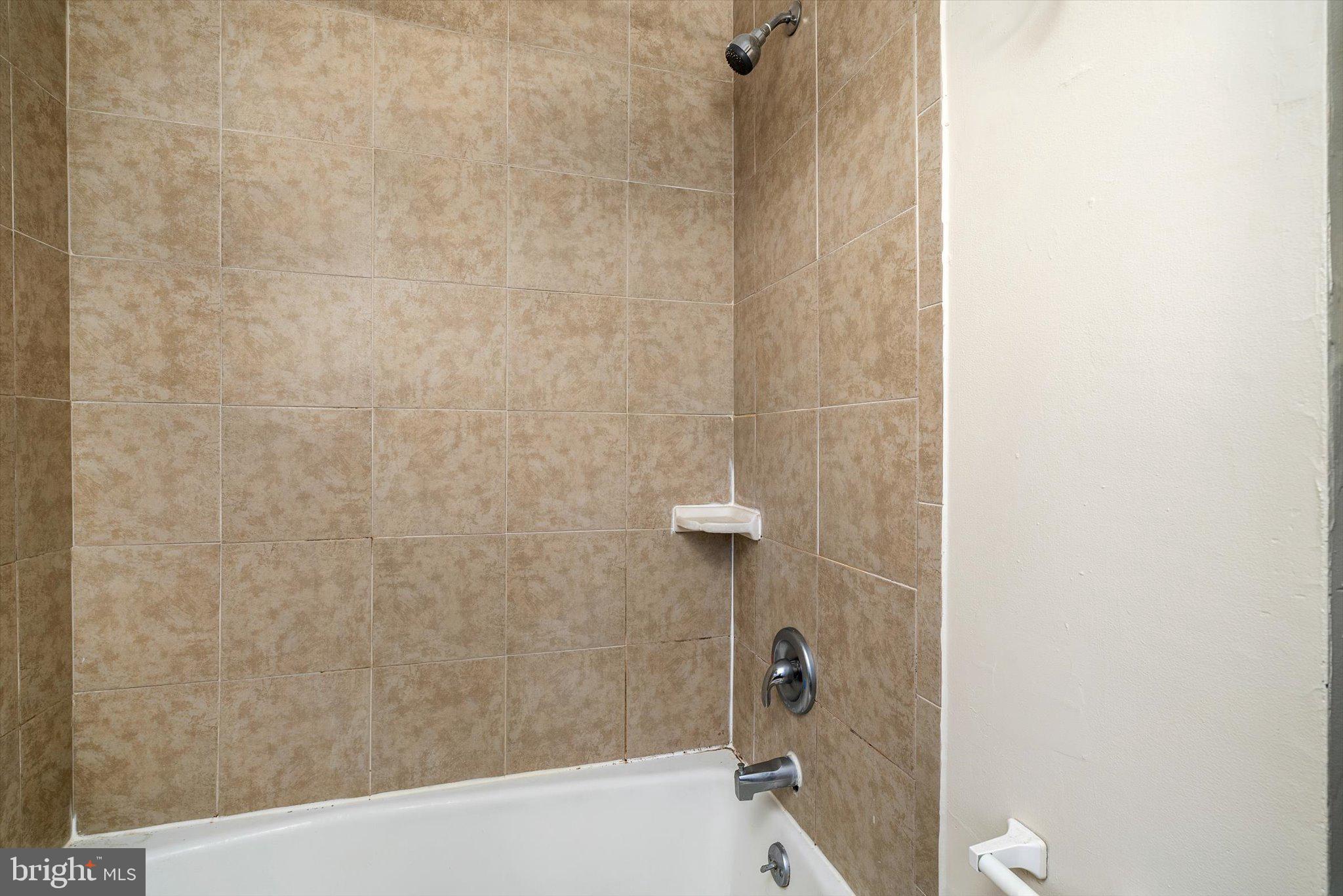 75 Patton Avenue, Unit 1 Princeton, NJ 08540 - Photo 12 of 20 a bathroom with a bathtub
