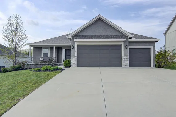 $555,000 | 21207 West 190th Terrace, Spring Hill, KS 66083