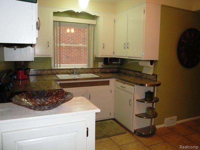 1978 Broadstone Road Grosse Pointe, MI 48236 - Photo 7 of 11 Kitchen