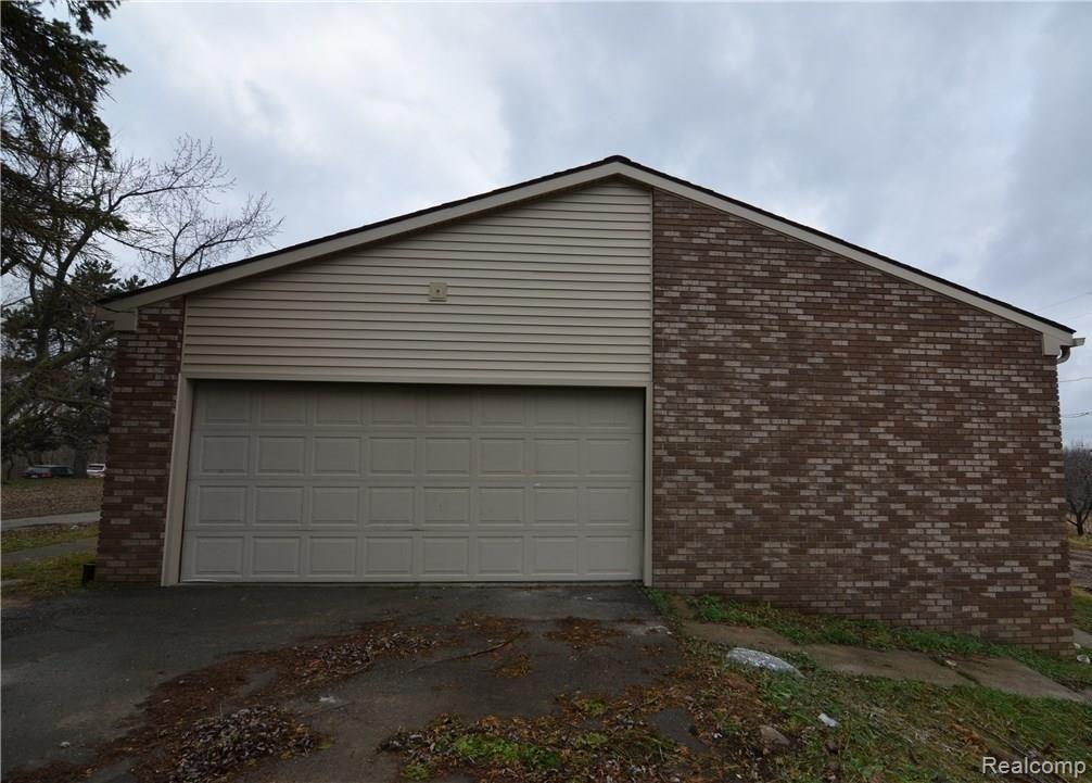 2130 Houser Road Holly, MI 48442 - Photo 5 of 21 SECOND DRIVEWAY TO LARGE ATTACHED GARAGE