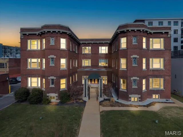 $340,000 | 4561 Laclede Avenue, Unit 4FE, St. Louis, MO 63108