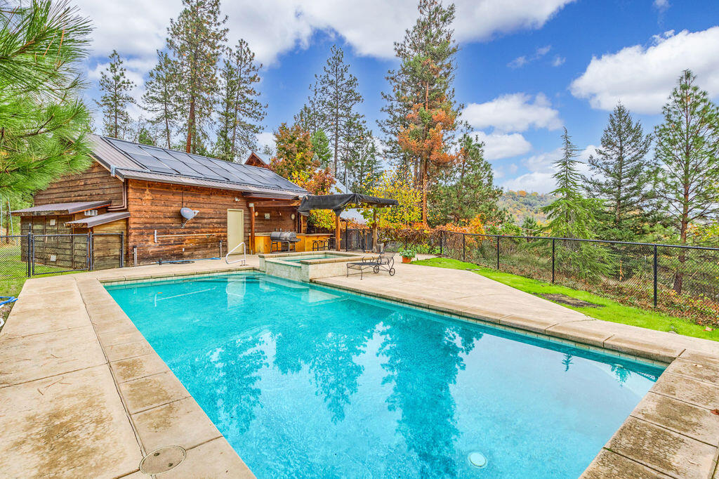13101 Meadows Road White City, OR 97503 - Photo 18 of 32 Pool and entertainment area
