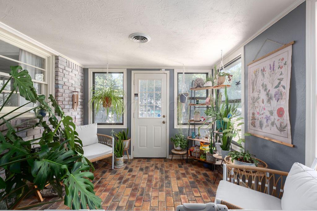 4314 Emil Avenue Amarillo, TX 79106 - Photo 21 of 44 a living room with furniture and a potted plant
