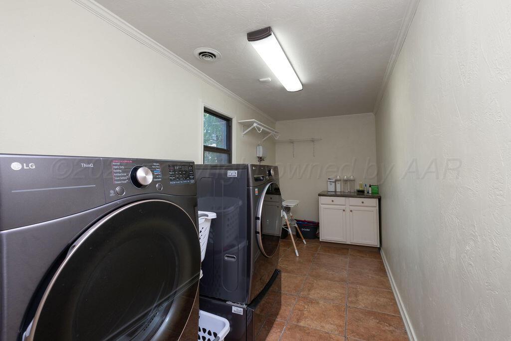 4314 Emil Avenue Amarillo, TX 79106 - Photo 43 of 44 a view of a storage & utility room with washer and dryer