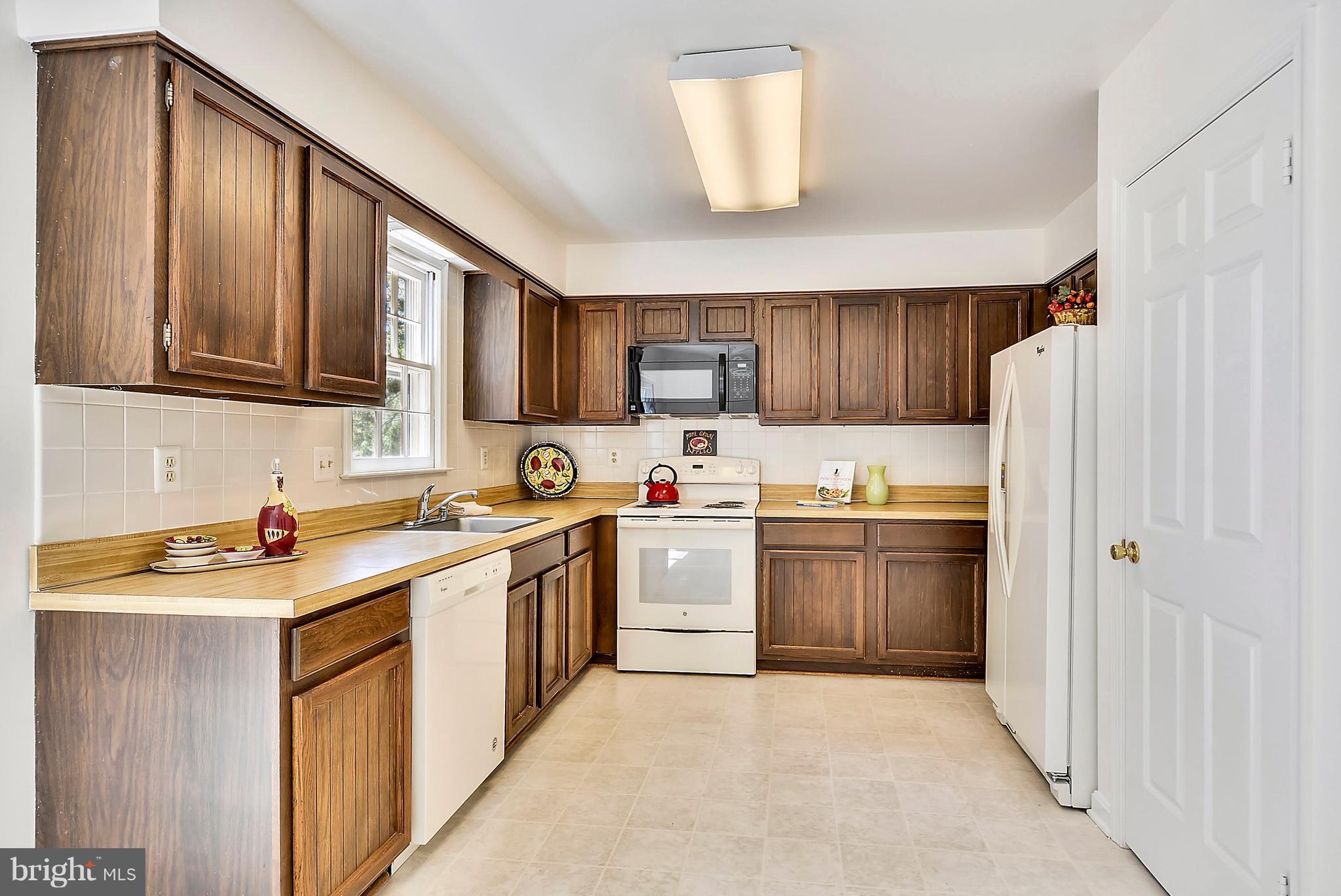 1044 Windrush Lane, Unit 37 Sandy Spring, MD 20860 - Photo 5 of 29 Country Kitchen