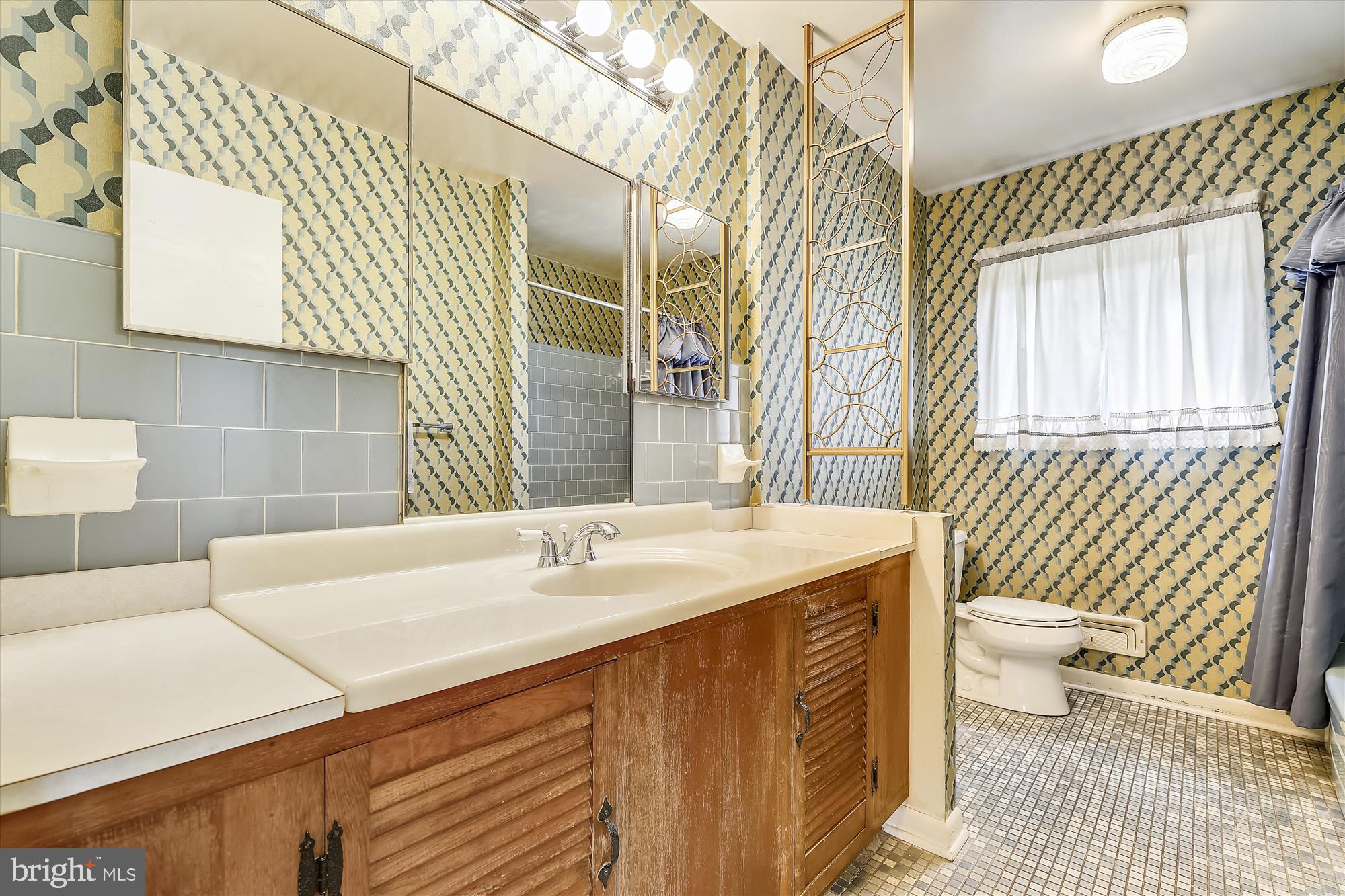 1412 Harberson Road Baltimore, MD 21228 - Photo 14 of 28 Enormous bath on main floor