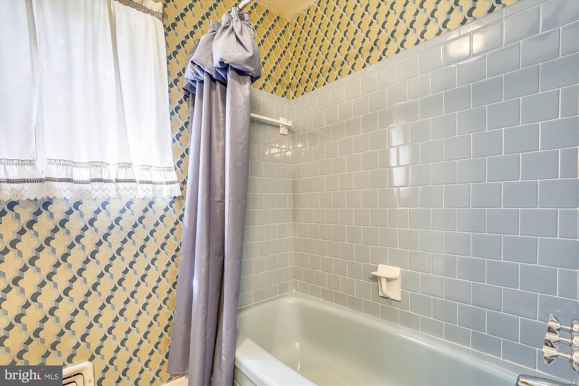 1412 Harberson Road Baltimore, MD 21228 - Photo 15 of 28 A view of the tub in the main floor bath