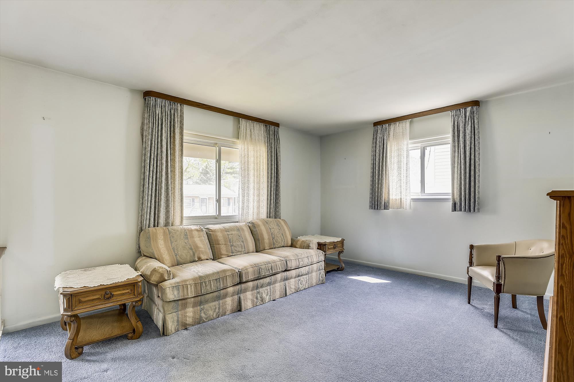 1412 Harberson Road Baltimore, MD 21228 - Photo 9 of 28 Spacious living room