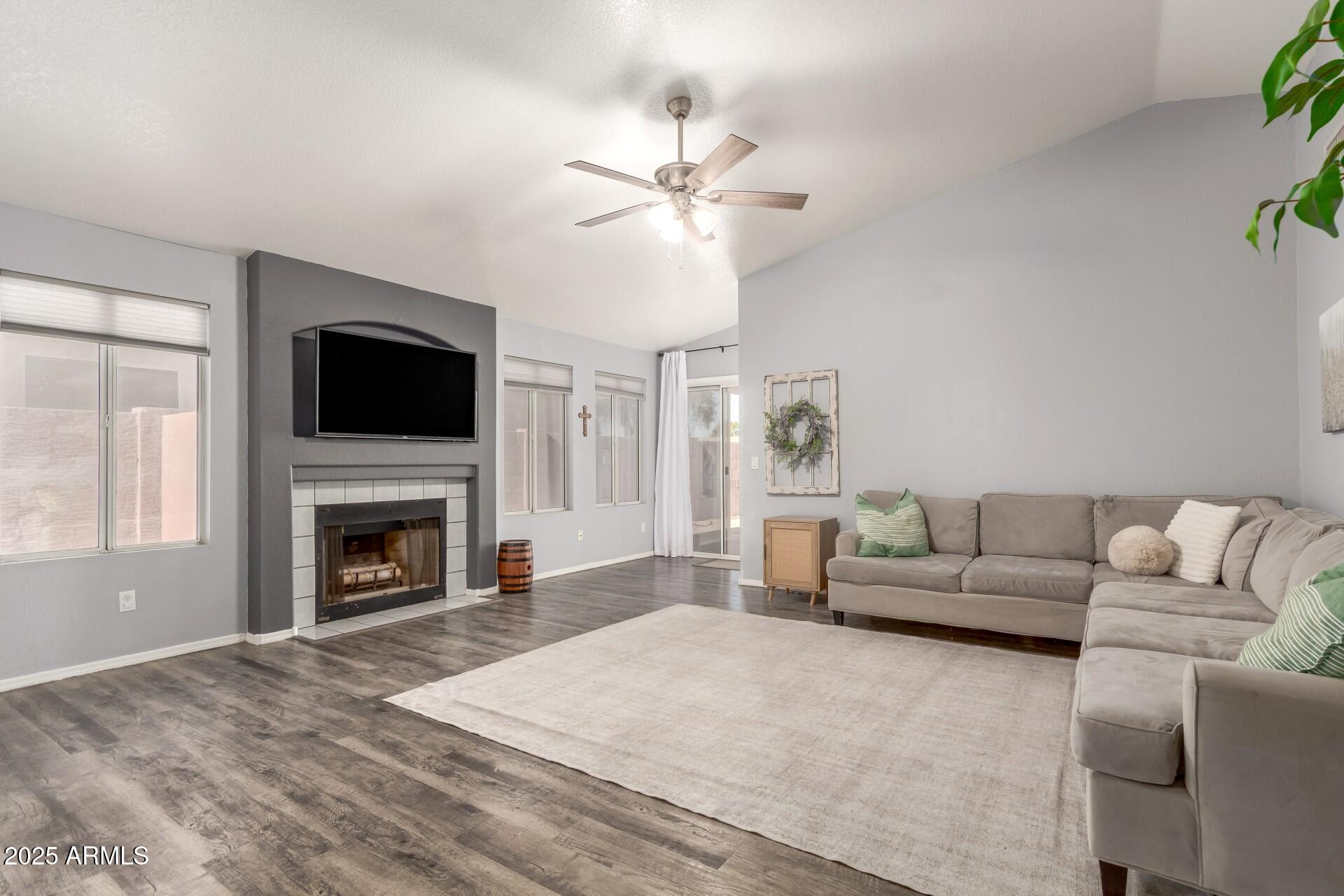 106 West Smoke Tree Road Gilbert, AZ 85233 - Photo 4 of 30 WELCOME HOME!