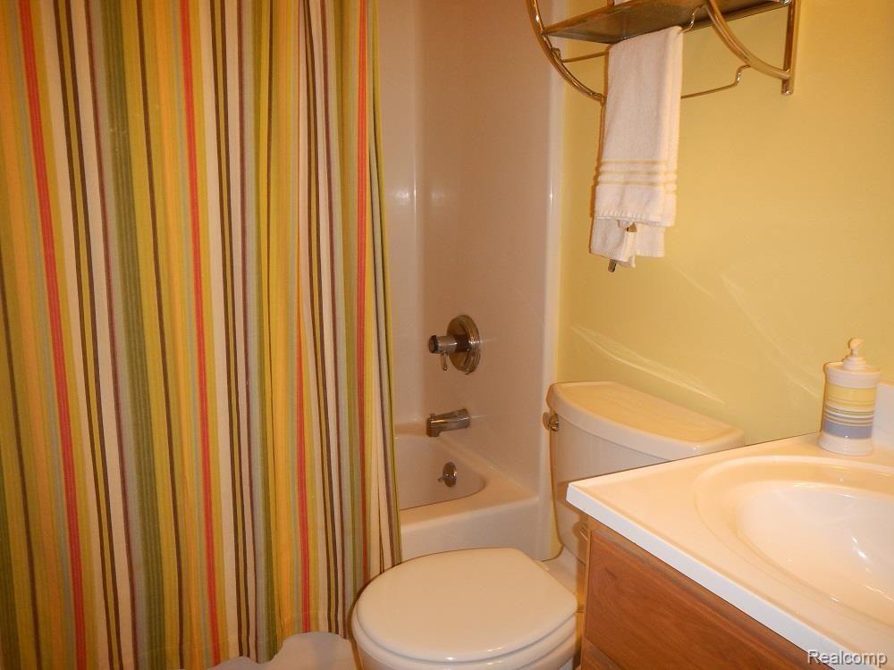 1846 Noble Road Leonard, MI 48367 - Photo 29 of 53 Main Bath.jpg