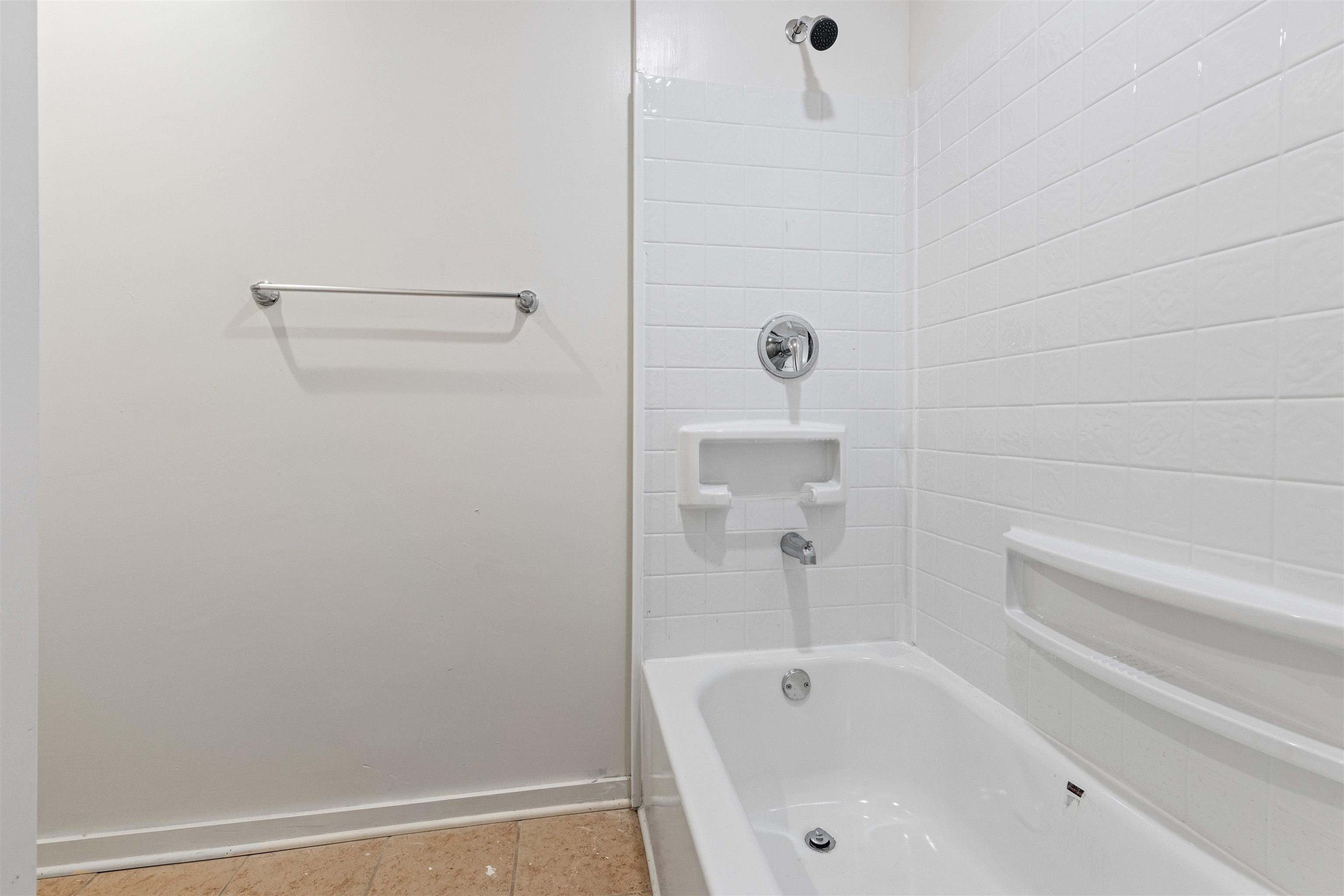 1214 Samuelson Road Rockford, IL 61109 - Photo 8 of 15 a bathroom with a bathtub