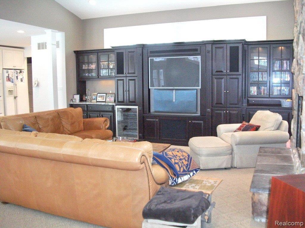 19481 Beverly Road Franklin, MI 48025 - Photo 4 of 17 Family Room Built-Ins