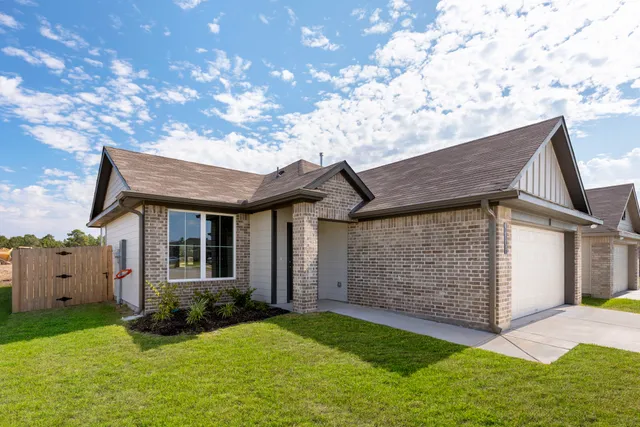 a view of house with a yard