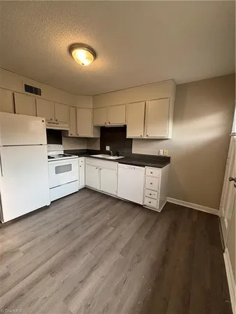 $995 | 32 Forsyth Street, Thomasville, NC 27360