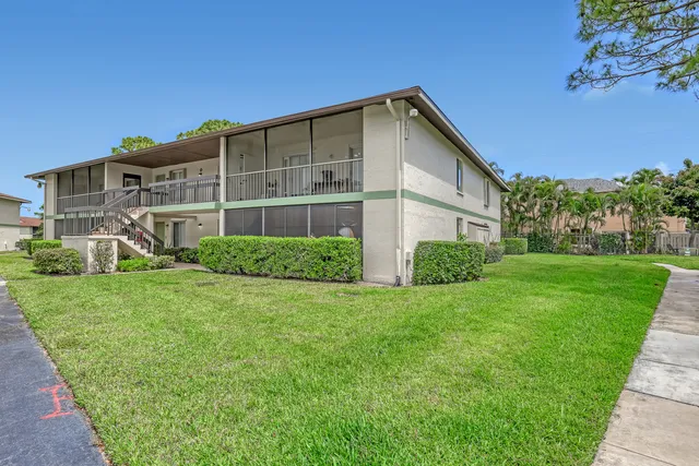 a view of a house with backyard