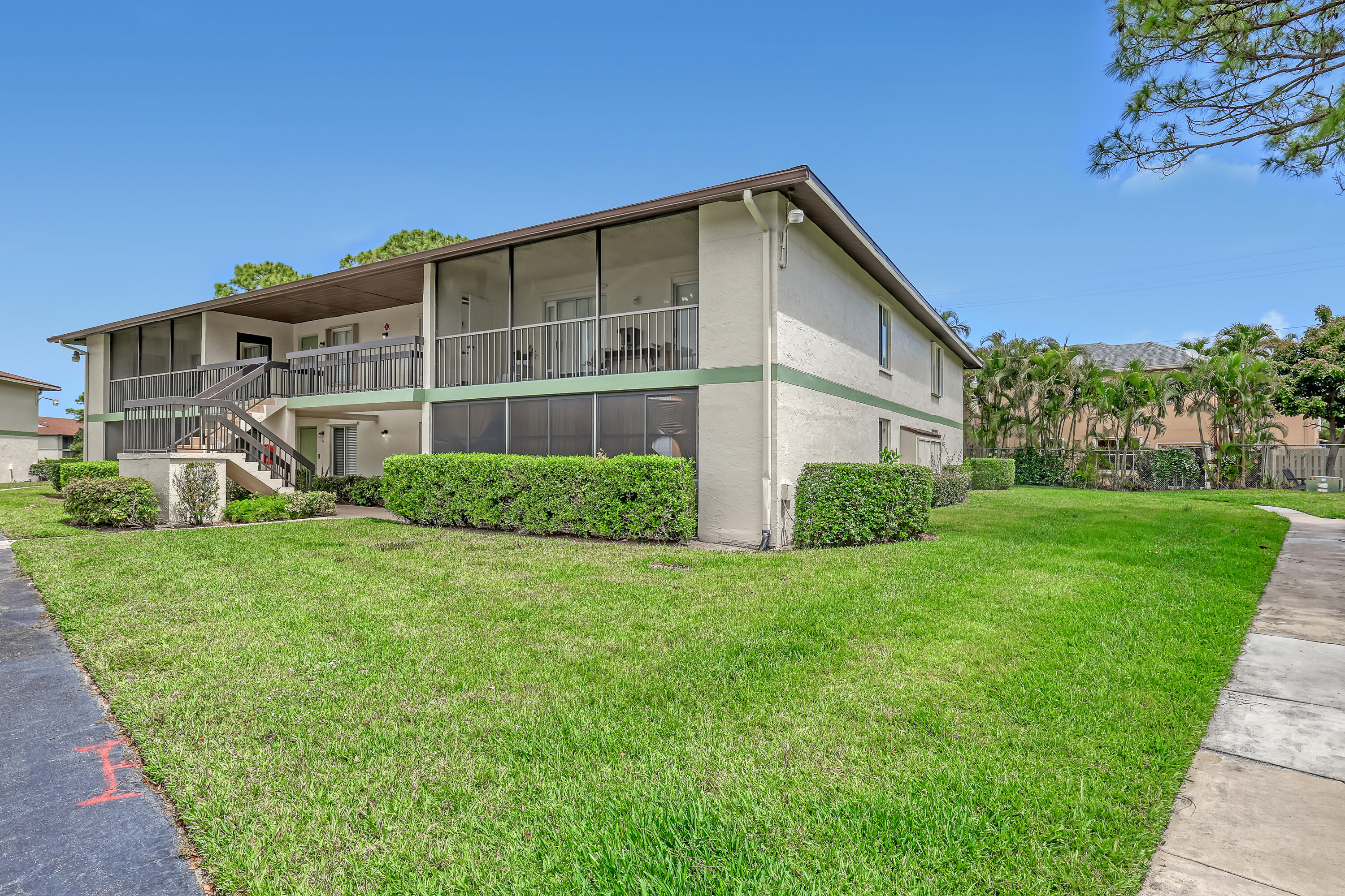 a view of a house with backyard