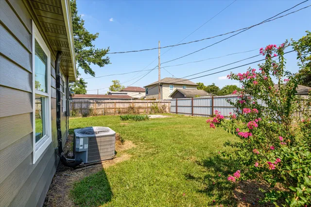 a view of a backyard