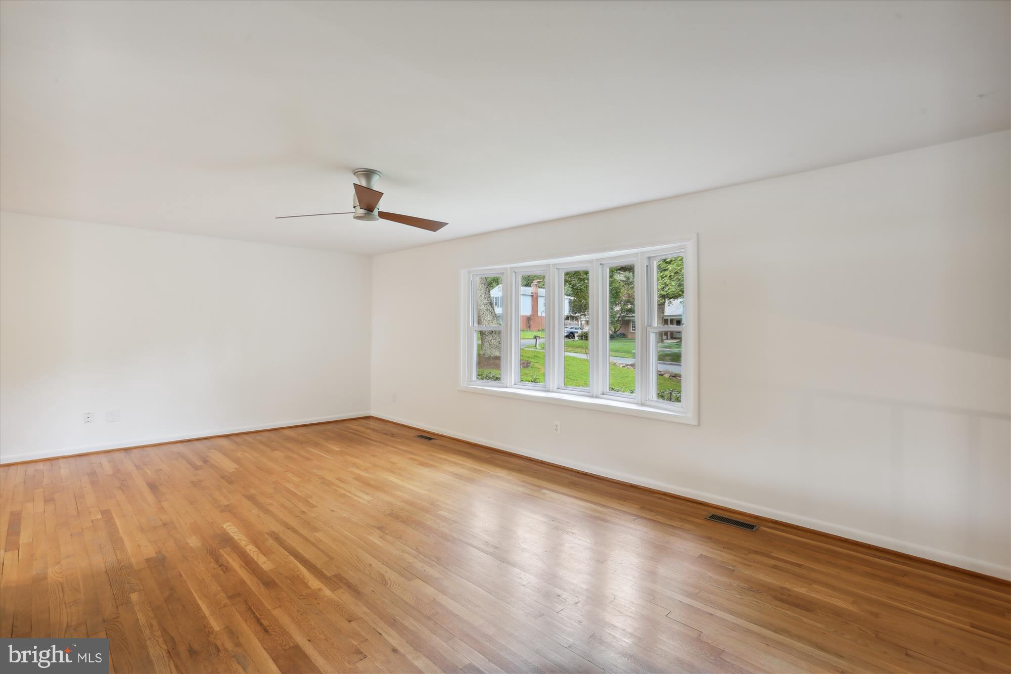 16501 Kipling Road Derwood, MD 20855 - Photo 15 of 79 Living Room