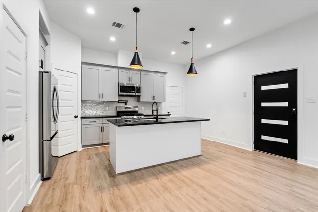 $2,250 | 2213 Lee Street, Houston, TX 77026